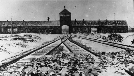 Bundesarchiv_B_285_Bild-04413_KZ_Auschwitz__Einfahrt_760x428.jpg